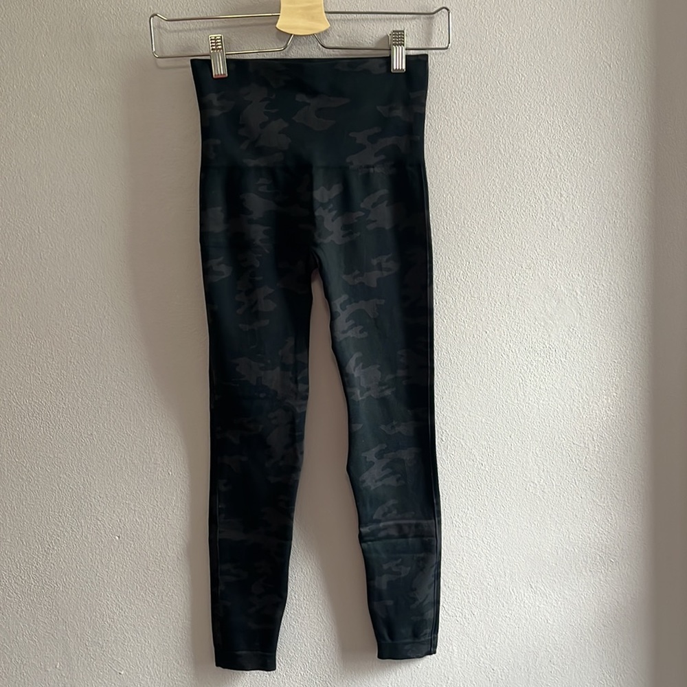 Grey camo print Spanx leggings sz S